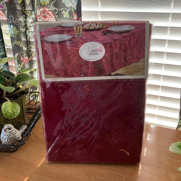 Victoria Classics Solid Burgundy Poinsettia Tablecloth 60" x 84" & 8 Napkins New - Picture 4 of 15